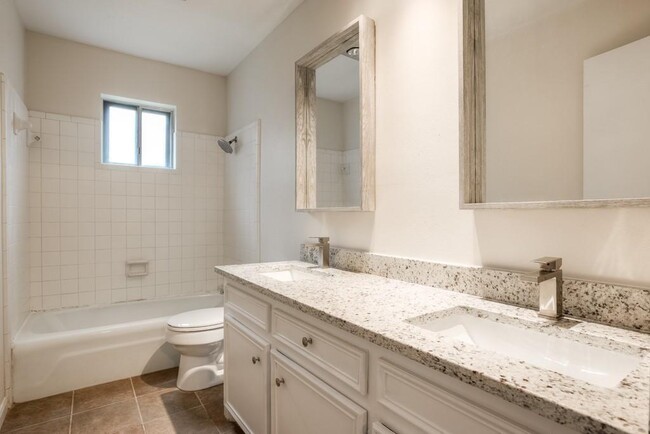 Building Photo - 2503 Versailles Dr