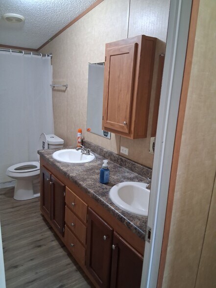 Building Photo - 4 bed 2 bath Rental Home