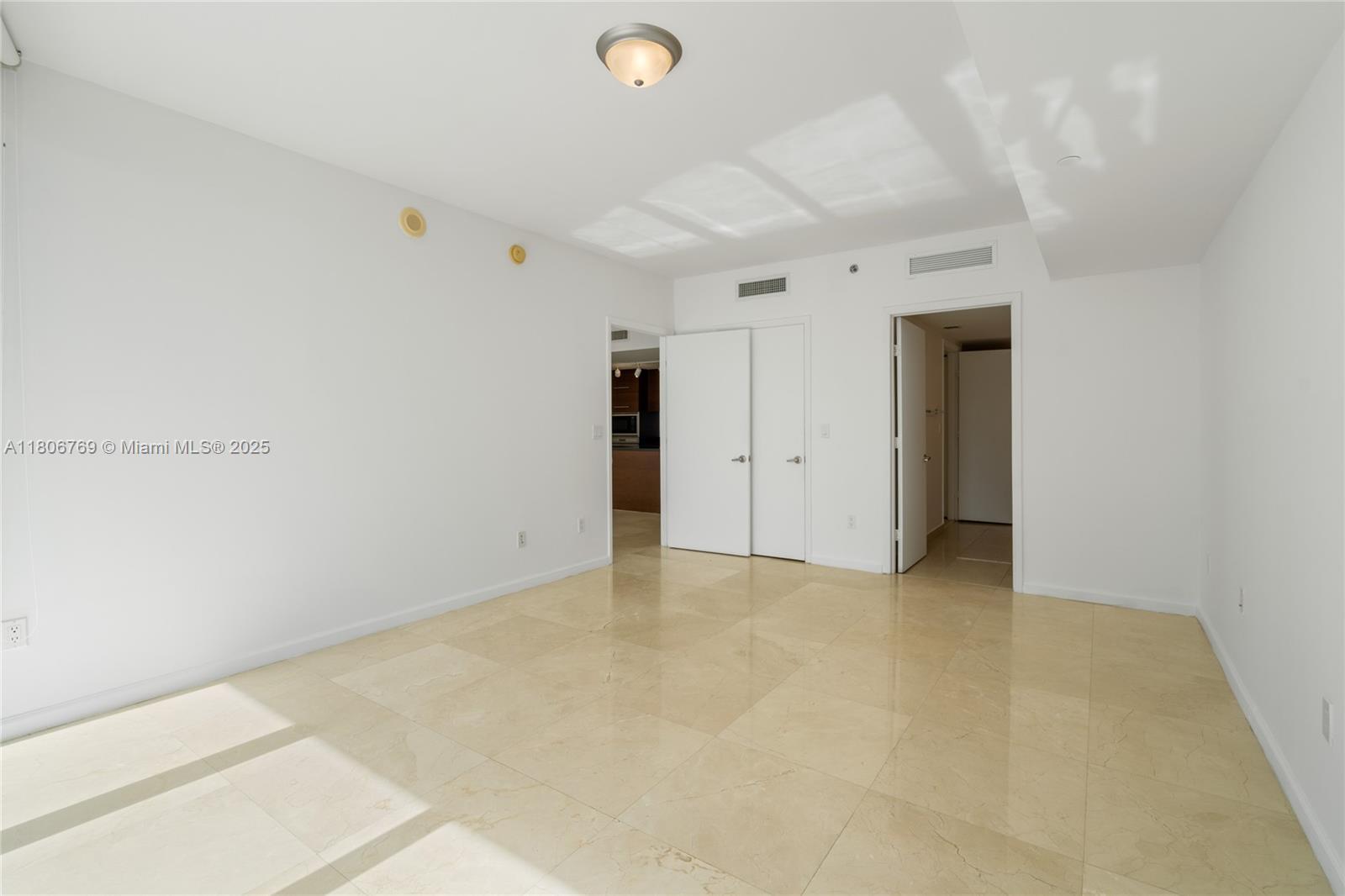 Building Photo - 475 Brickell Ave