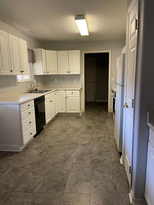 Building Photo - 3 Bedroom Home with Shop