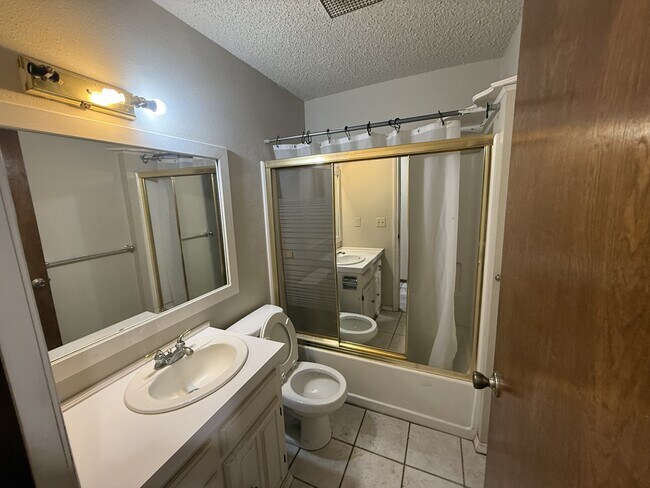 Building Photo - 708 S Monte Vista St