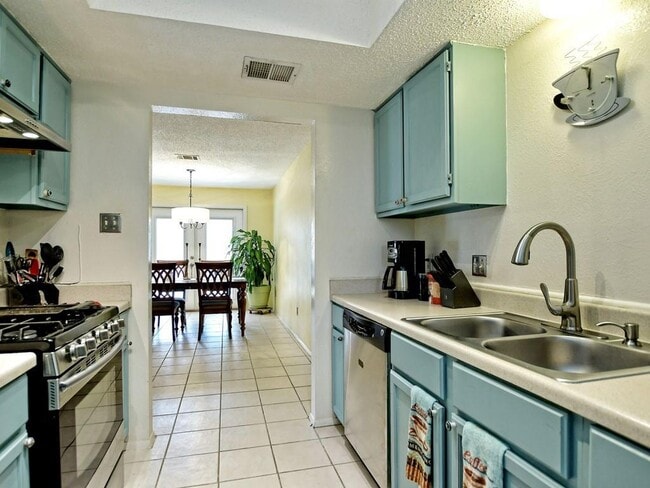 Building Photo - 11108 Applewood Dr