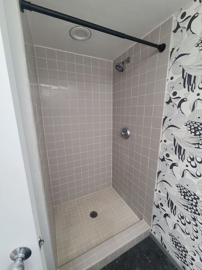 Building Photo - Beautiful Townhouse 2-bed, 2-bath, washer/dryer, fenced yard