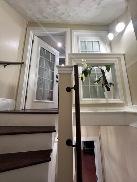 Building Photo - 252 Admiral St