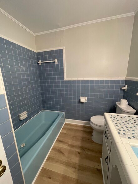 Full bath - 512 Madison Ave