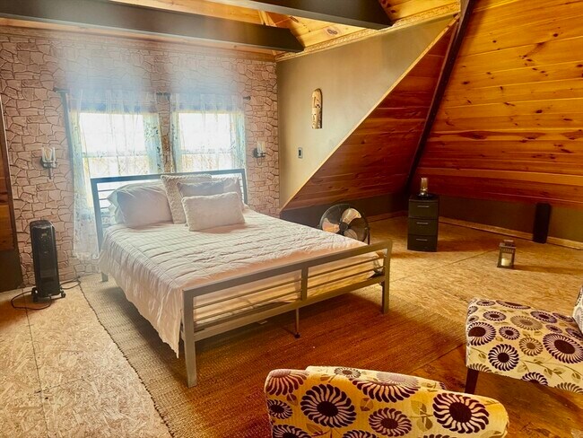 Building Photo - 52 Hussey St