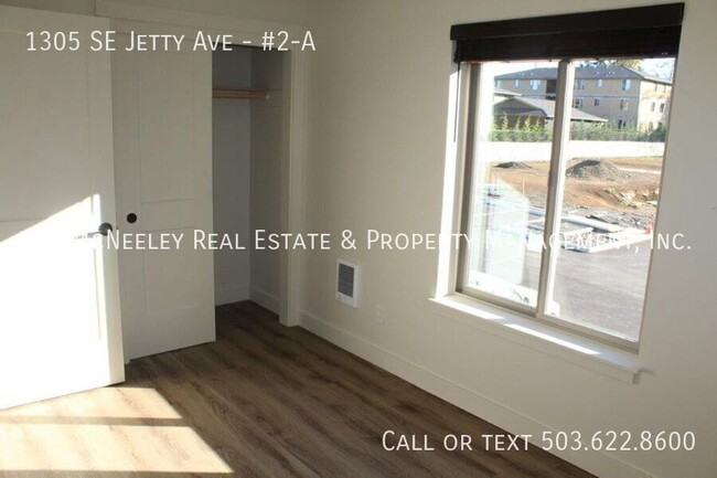 Building Photo - Upper level 2 bed/ 1 bath w/ 1 Assigned Pa...