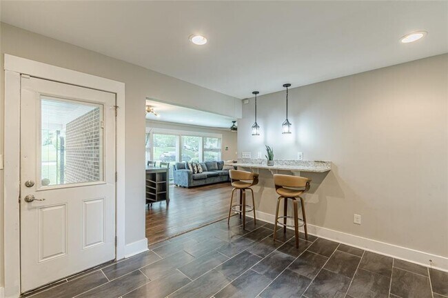 Building Photo - 2314 Bryant Dr