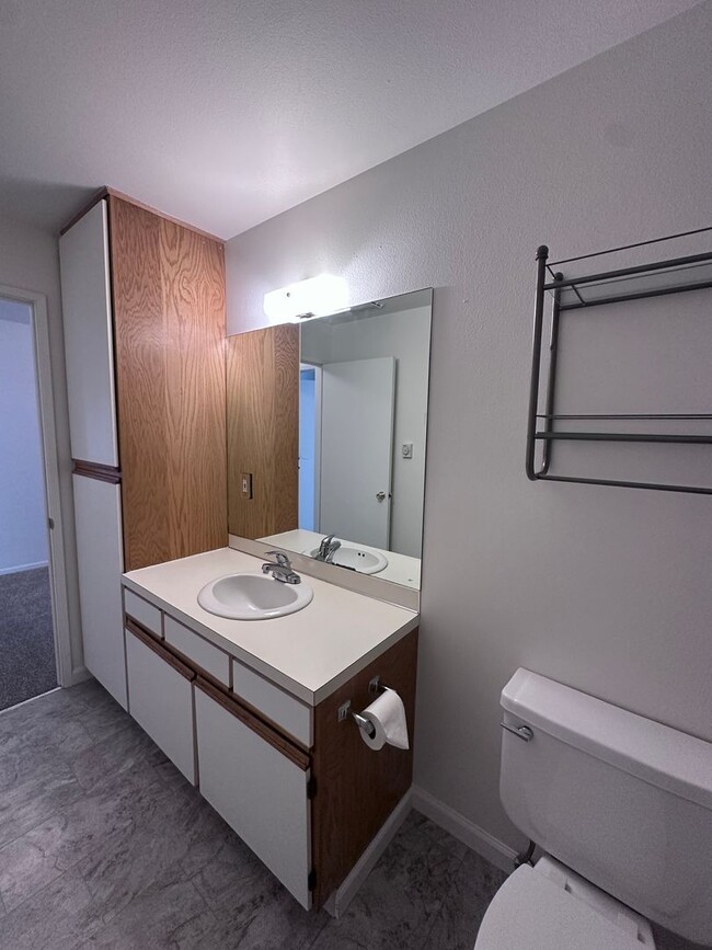 Building Photo - NE Bend Rental Near St. Charles Hospital | 2 Bed, 1 Bath | Off-Street Parking | 97701