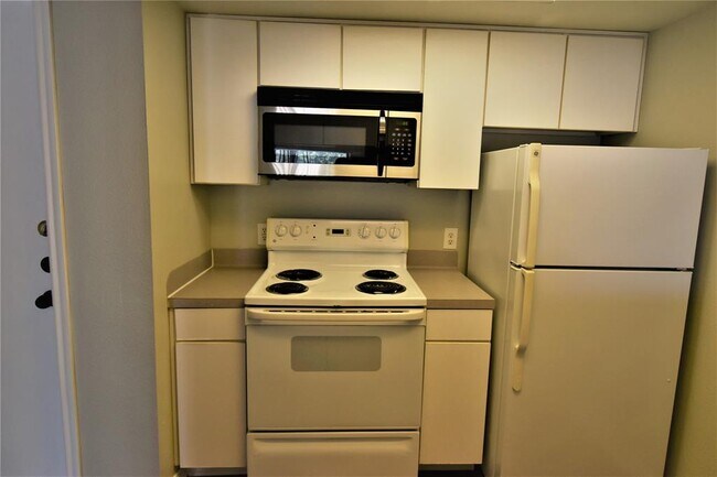 Building Photo - 2824 S Bartell Dr