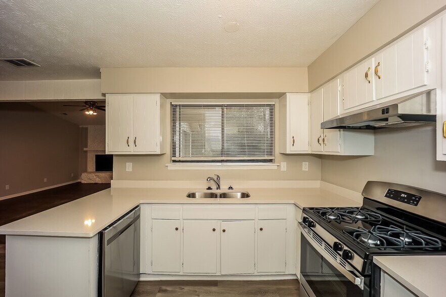 Building Photo - 596 Post Oak Rd