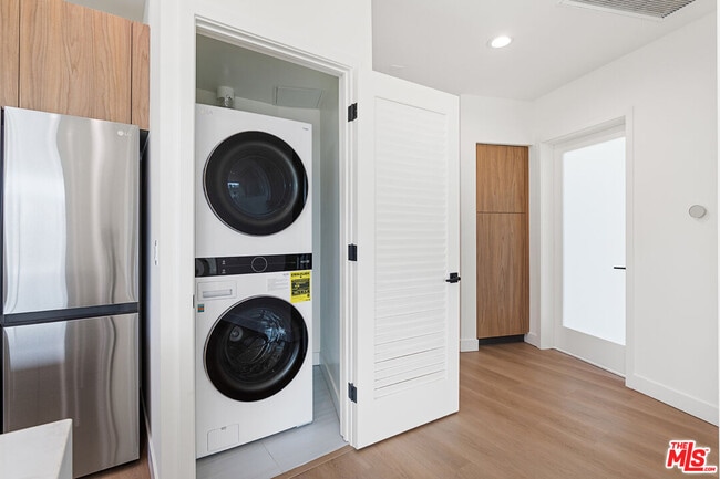 Building Photo - 164 Chestnut St