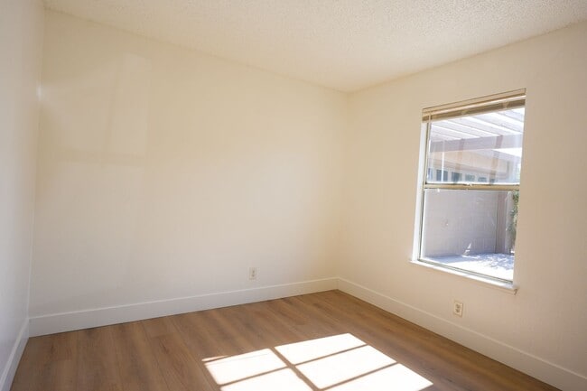 Building Photo - Updated 4 Bedroom / 2 Bathroom Home in Las Vegas