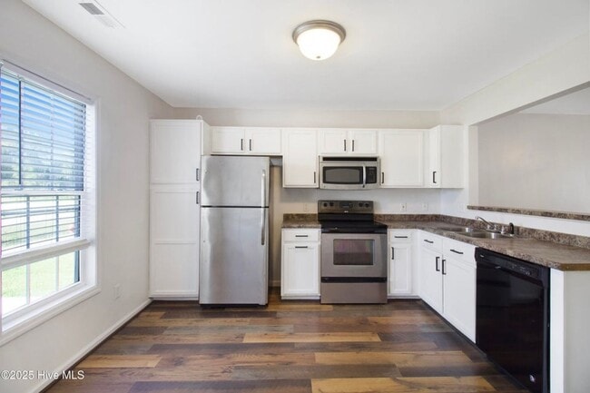 Building Photo - Short Term Townhome Available ASAP!