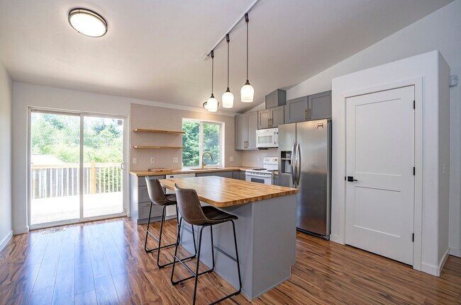 Building Photo - Exquisite 3-bedroom, 2-full bath Home in Puyallup