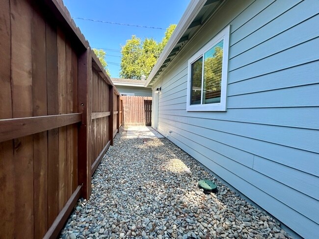 Building Photo - Beautiful 2bd/1ba 900 sq. ft. ADU in Roseville! Own private driveway! SOLAR!