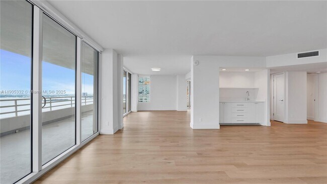 Building Photo - 555 NE 34th St