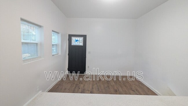 Building Photo - 566 Greenfield Ave