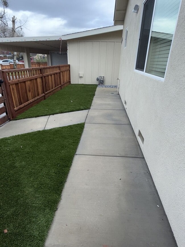 Building Photo - 1118 2nd St