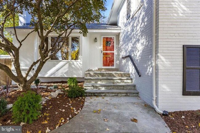 Building Photo - 5400 Greystone St
