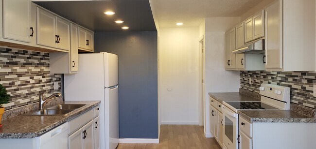 Building Photo - 1310 Firefly Cir