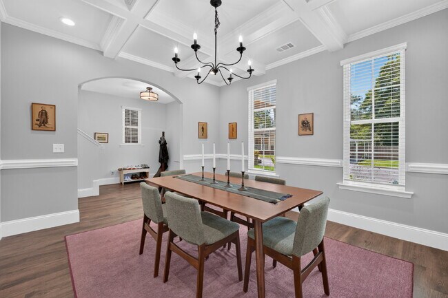 Building Photo - 706 W 44th St