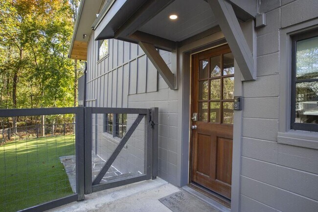 Building Photo - 8885 Bay Dr