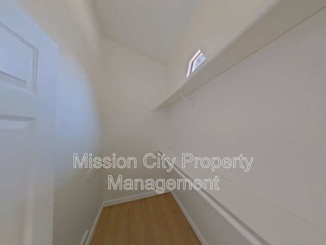 Building Photo - 2102 Cliff Dr