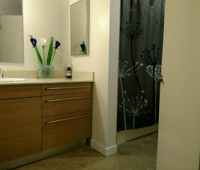 Building Photo - Stunning 2 Bedroom 2 Bath condo, with 2 Parking spots in the heart of vibrant Kirkland for Rent