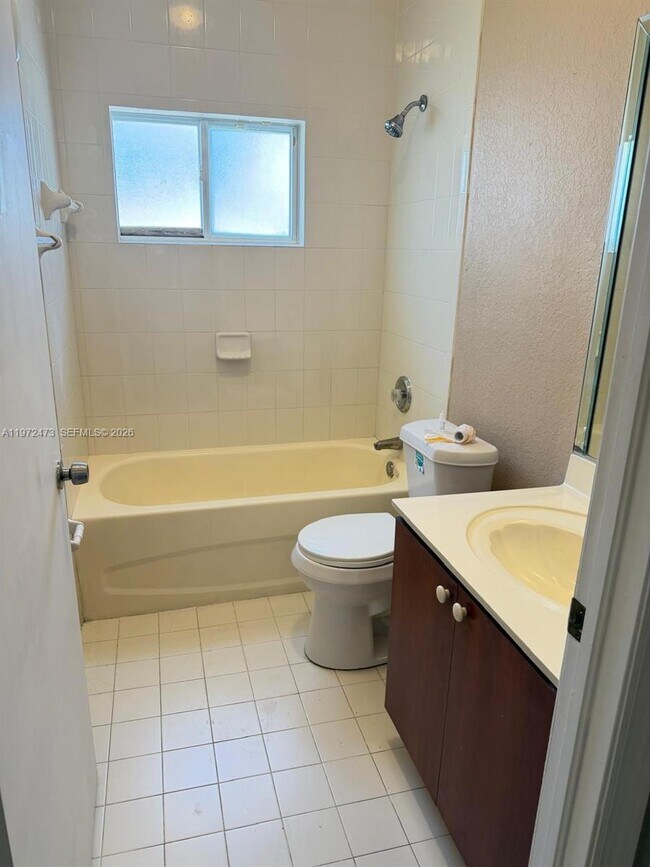 Building Photo - 718 SE 12th Ter