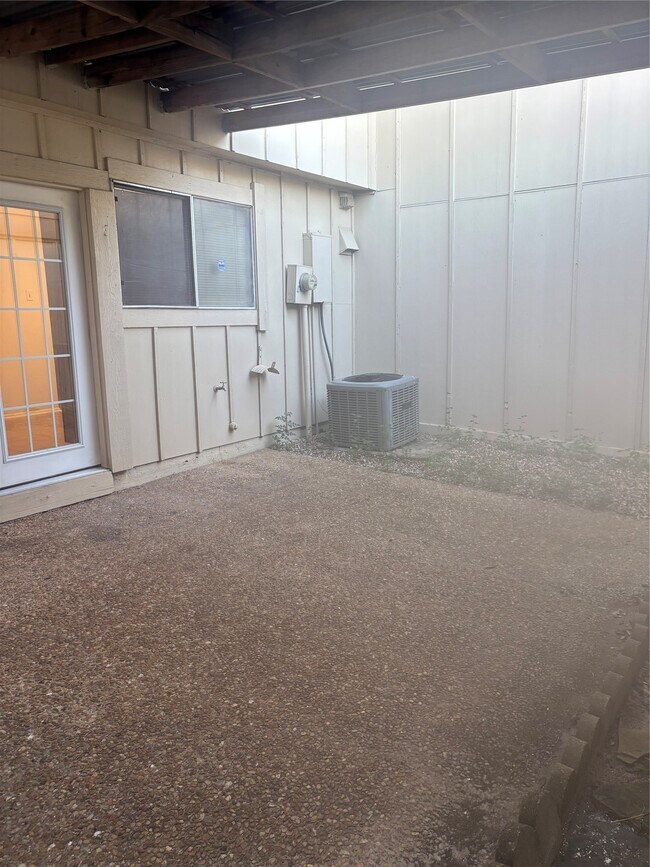 Building Photo - 13609 Hollowgreen Dr