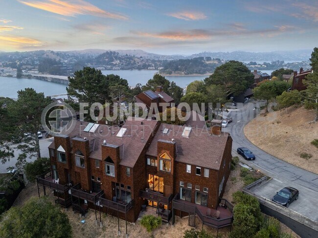 Building Photo - Modern View Condo Steps from Trails & Gold...