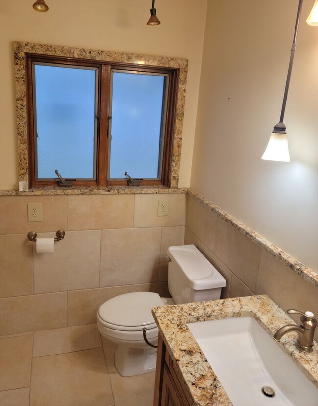 Building Photo - 3-Bedroom/2.5-Bath, Great Neighborhood