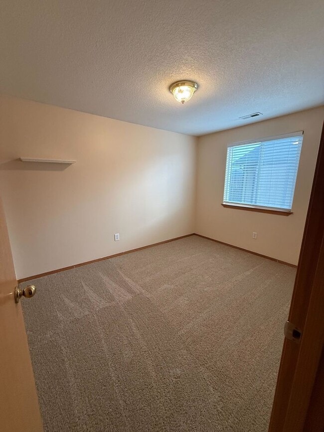 Building Photo - Spacious and Newly Updated 3 Bed/2.5 Bath in Desirable Salmon Creek area!