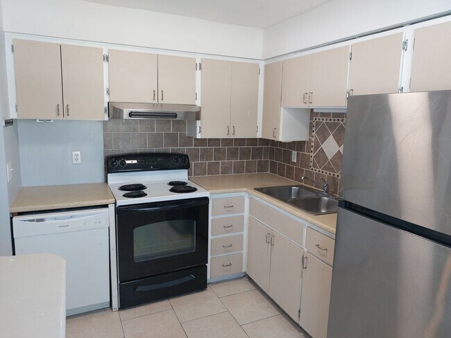 Building Photo - Adorable and Comfortable Sarasota Duplex! **Housing Choice Vouchers accepted**