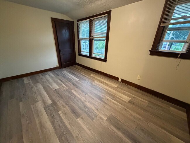 Building Photo - Dawes, 306-308