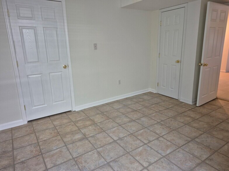 Building Photo - 4 Fieldstone Ct