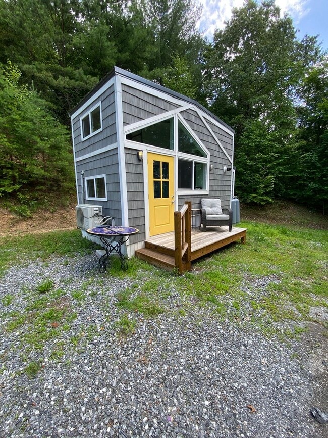 Building Photo - The tiny home of your dreams!
