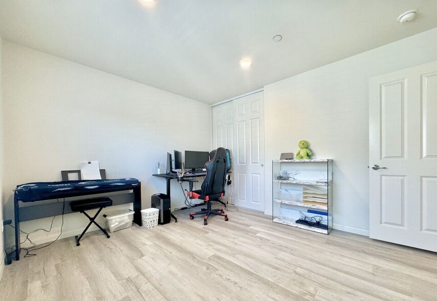 Building Photo - 14416 Plum Ln