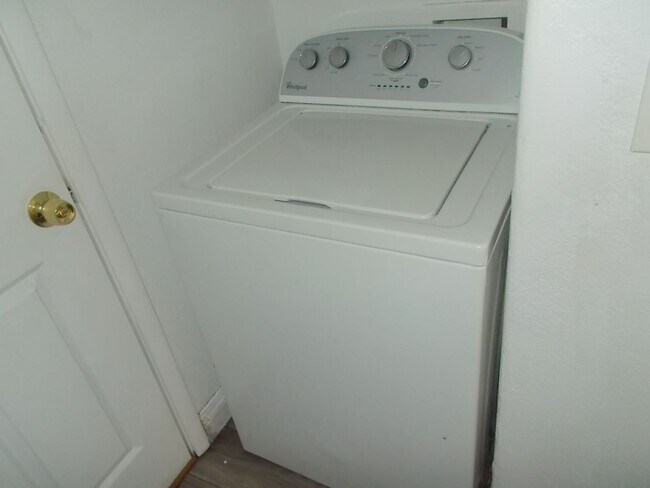 Building Photo - Spacious 4-Bedroom, 2.5-Bathroom Home – Fr...