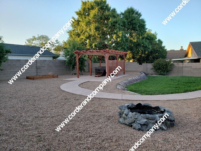 Building Photo - Beautiful 3 Bedroom, 2 Bathroom, 3 Car Gar...
