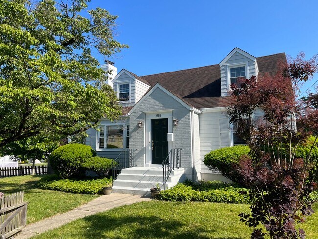 Building Photo - 3 Bedroom 2 Bath Fairfield House Near Southport