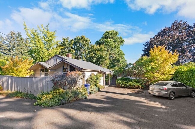 Building Photo - 6780 SW Canyon Terrace