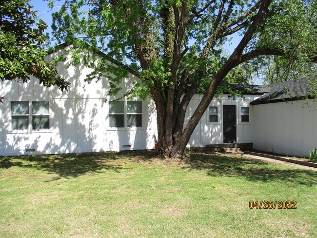 Building Photo - (2) Bed/(1) Bath Available NOW! Updated!