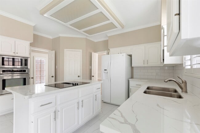Building Photo - 3306 Redwood Lake Dr