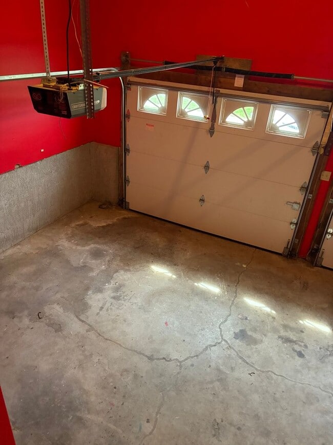 Building Photo - **NEW PRICE**   **New Paint**   **New Carpet**  Ready for YOU!!