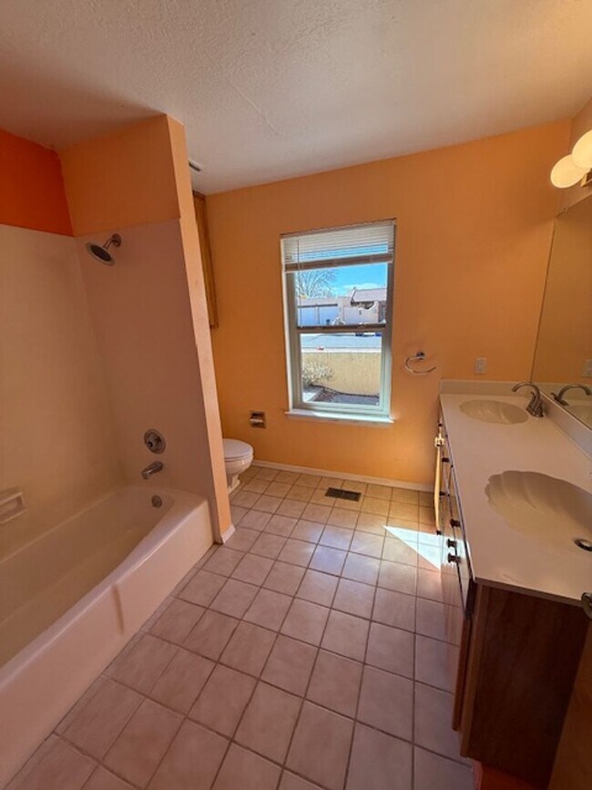 Building Photo - Beautiful NE Heights Neighborhood Executive style home with a Large back yard that has a full siz...