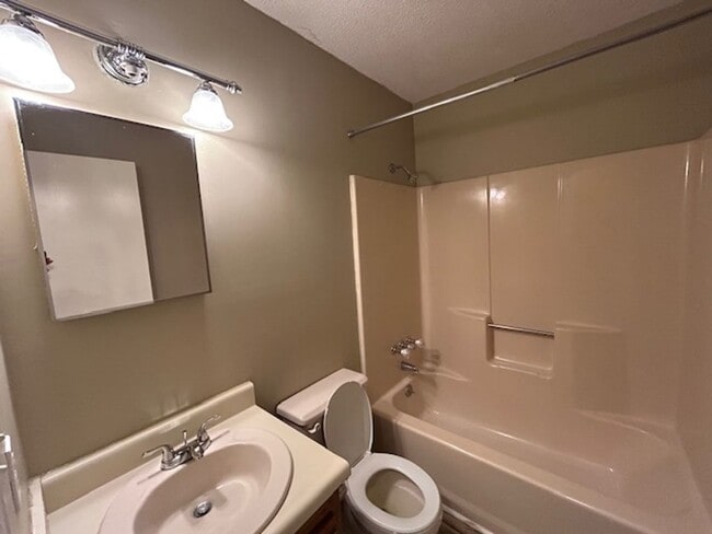 Building Photo - 3-bedroom home located in the charming Lake Park, GA