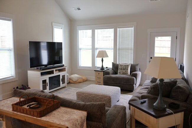 Building Photo - 301 Albemarle Ln
