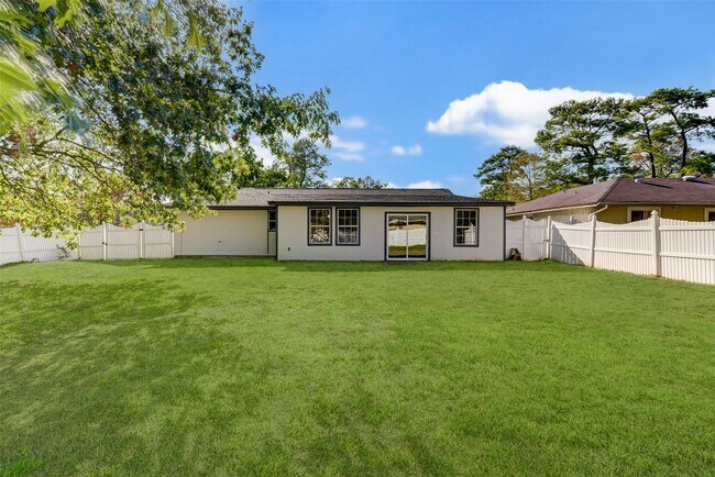 Building Photo - 16813 Glen Eagle Dr N